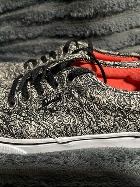 NEW Vans Black & White Paisley Low-Top Sneakers